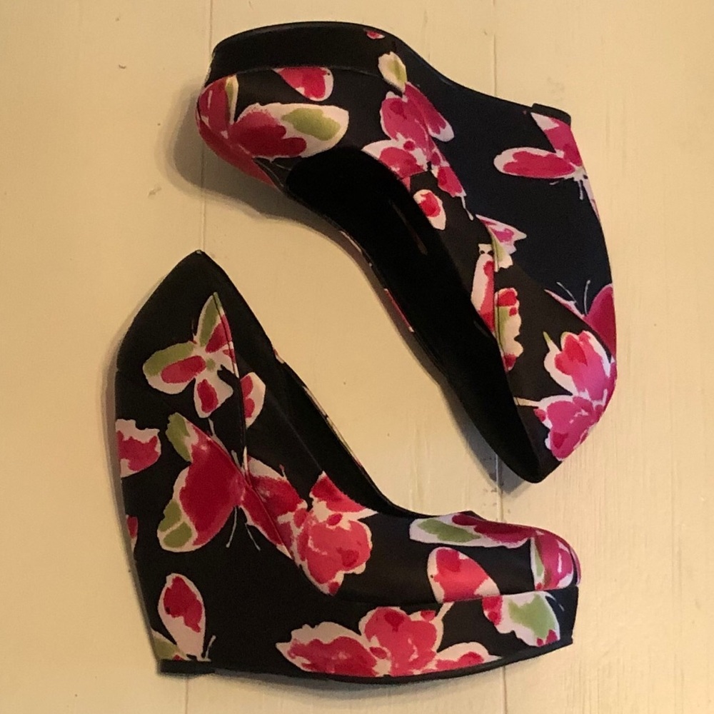 🆕 Elle butterfly floral wedges